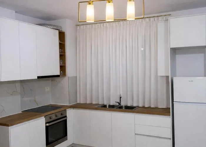 Prestige Lakeview * تيرانا